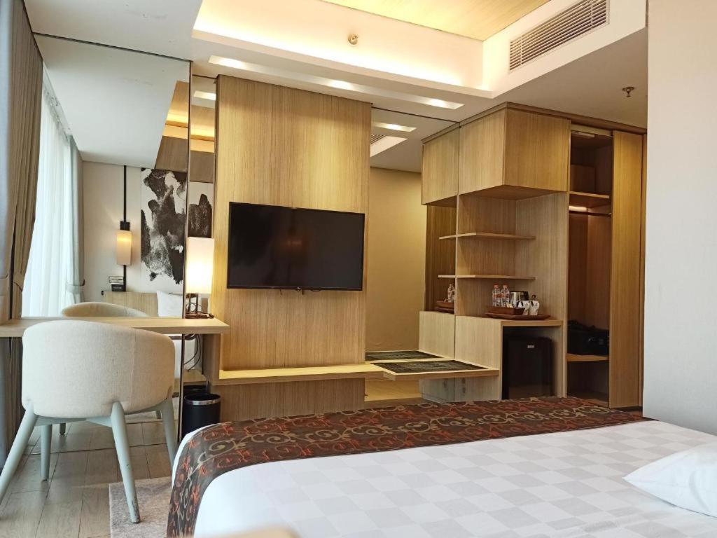 Louis Kienne Cikarang Hotel & Service Apartment Бекаси Экстерьер фото