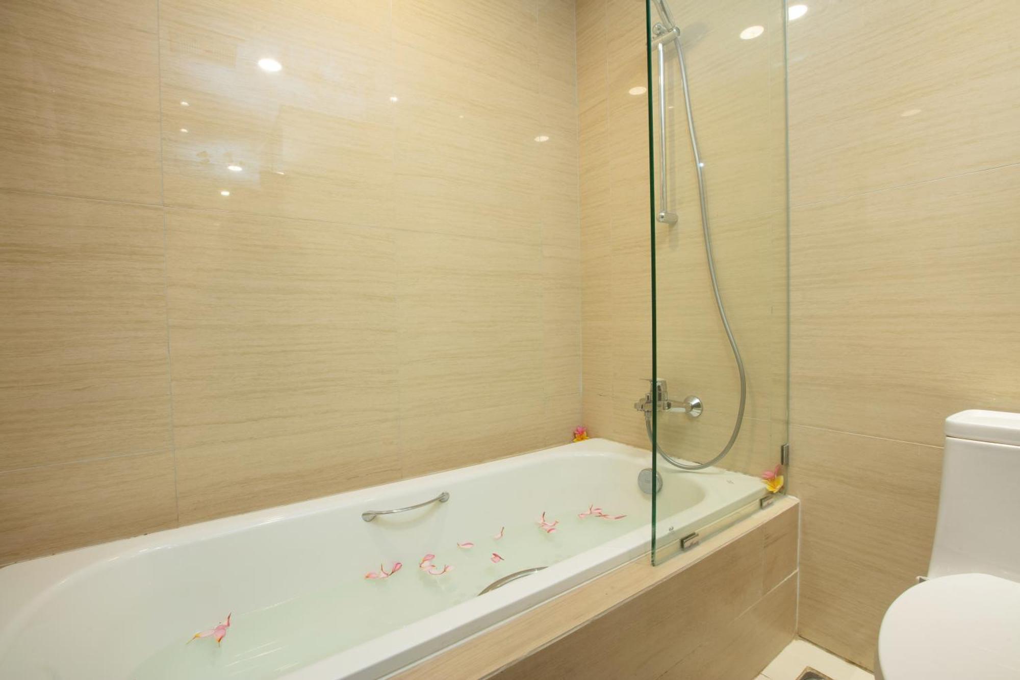Louis Kienne Cikarang Hotel & Service Apartment Бекаси Экстерьер фото