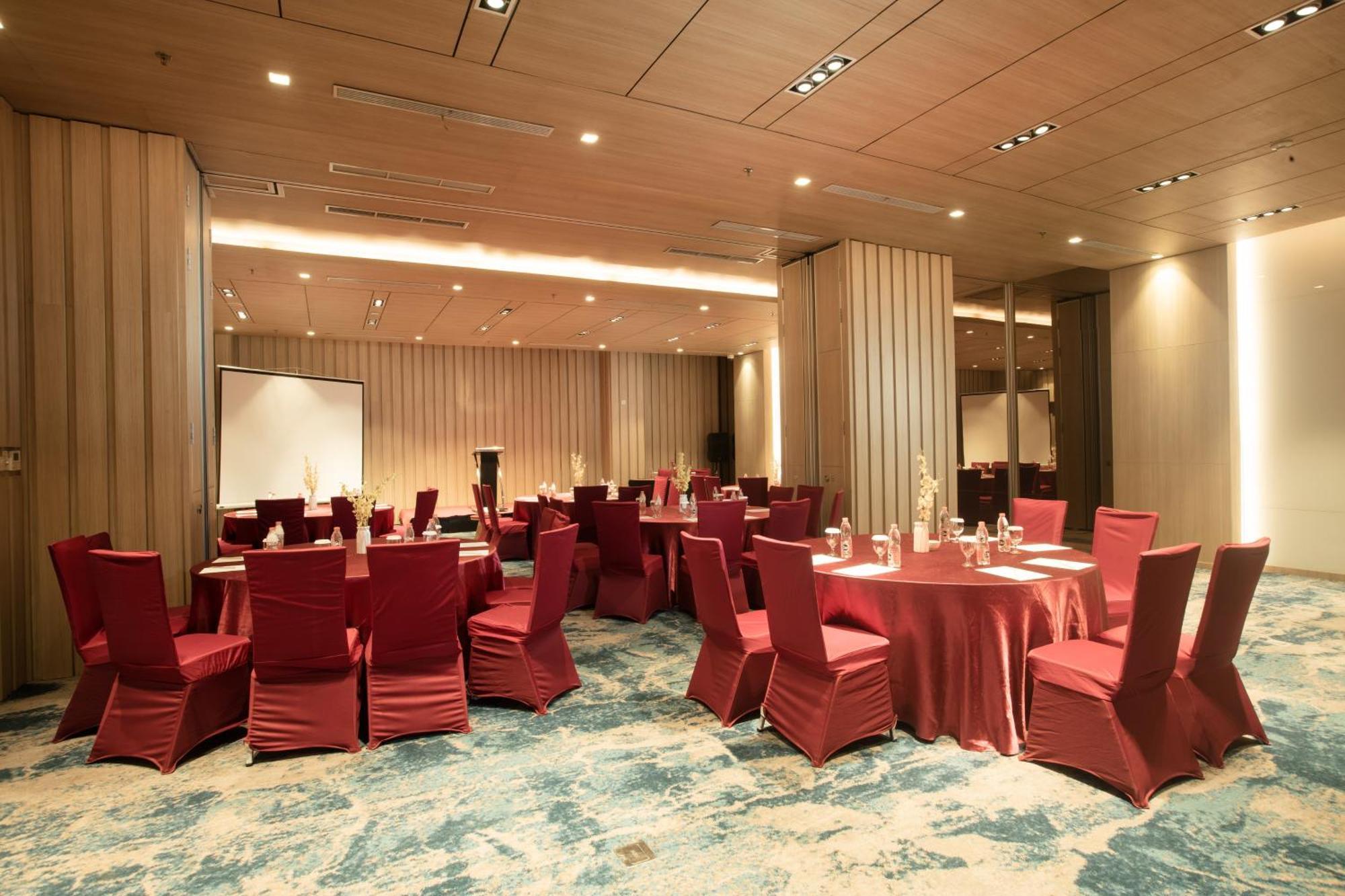 Louis Kienne Cikarang Hotel & Service Apartment Бекаси Экстерьер фото