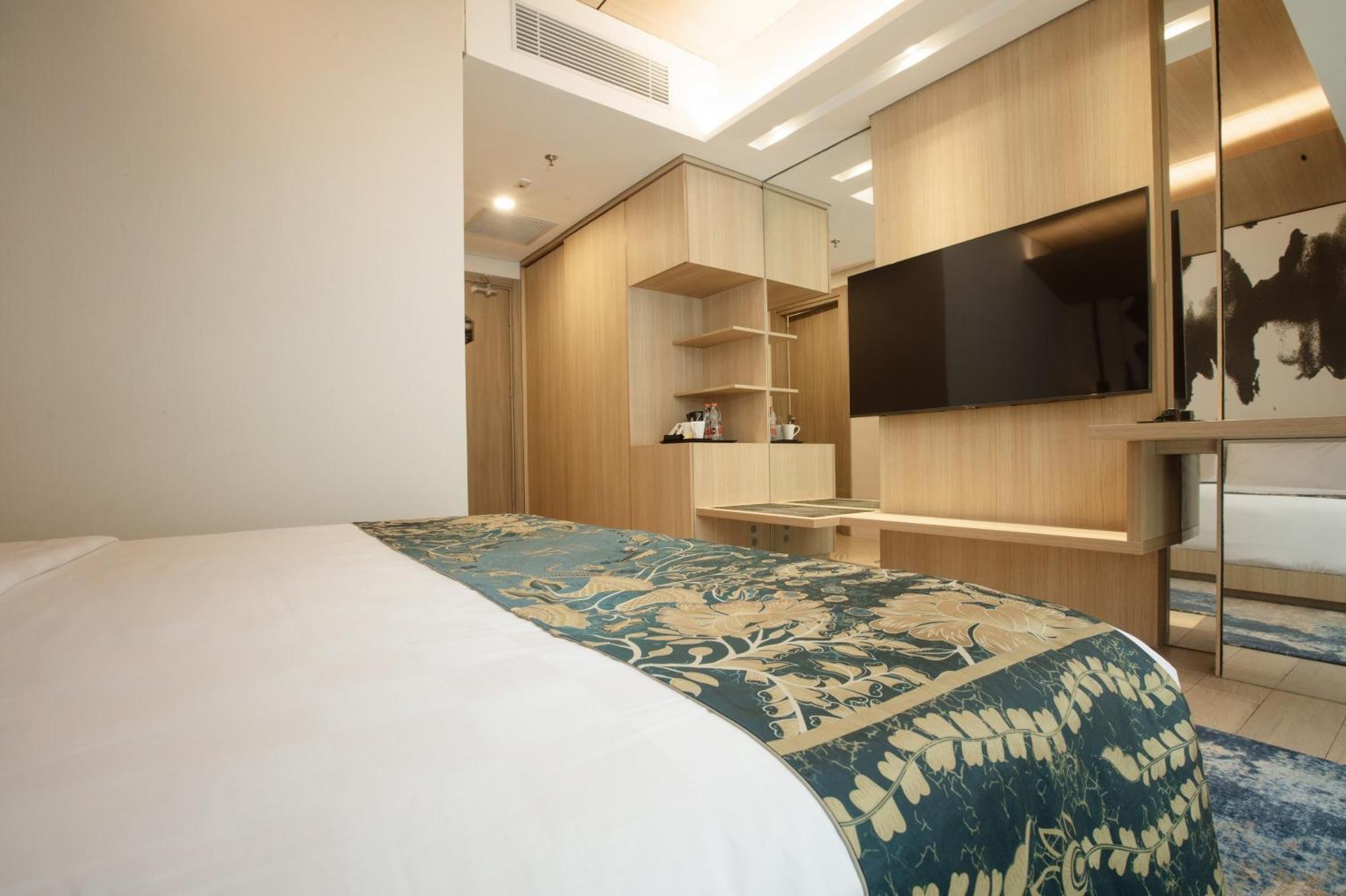Louis Kienne Cikarang Hotel & Service Apartment Бекаси Экстерьер фото