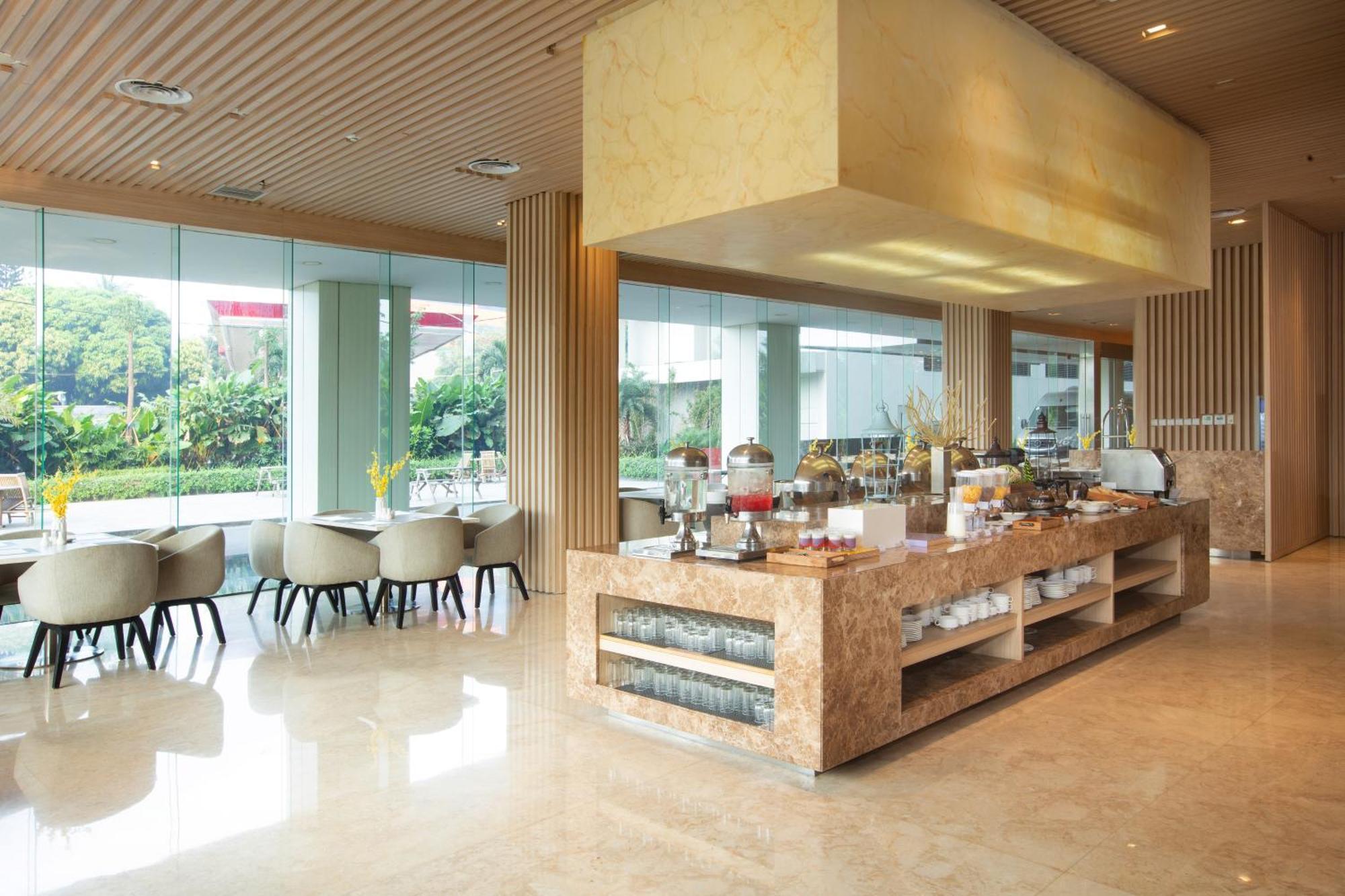 Louis Kienne Cikarang Hotel & Service Apartment Бекаси Экстерьер фото